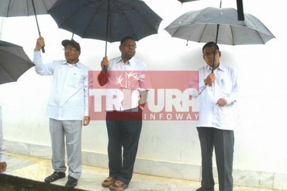Election Tension ! Leaders sheltered under Umbrellas, leaving AC rooms Election Tension ! Leaders sheltered under Umbrellas, leaving AC rooms